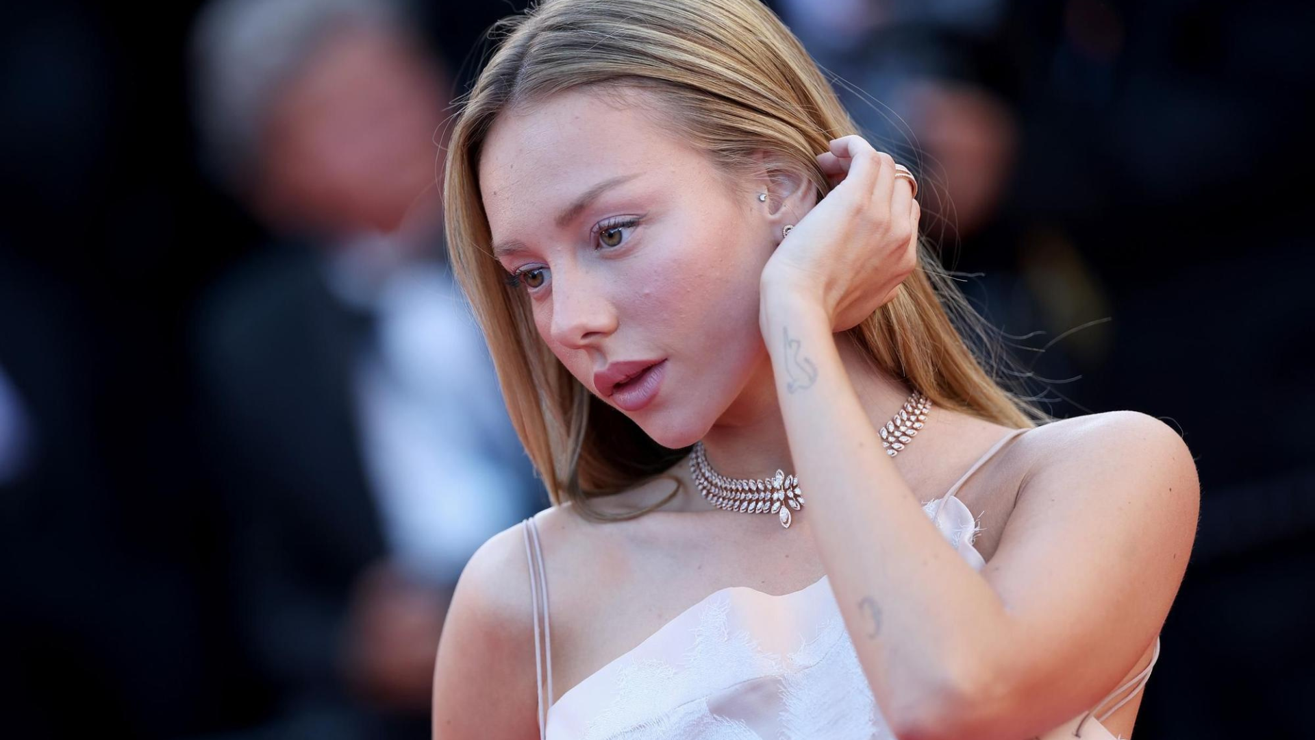 Ester Expósito brilla en Cannes con un impactante look de alfombra roja